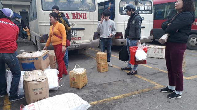 Người dân lỉnh kỉnh đồ đạc đổ về bến xe Mỹ Đình về quê ăn Tết